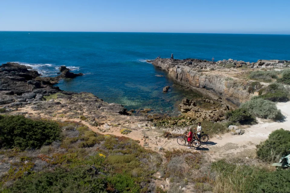 Radfahren entlang der malerischen Küste