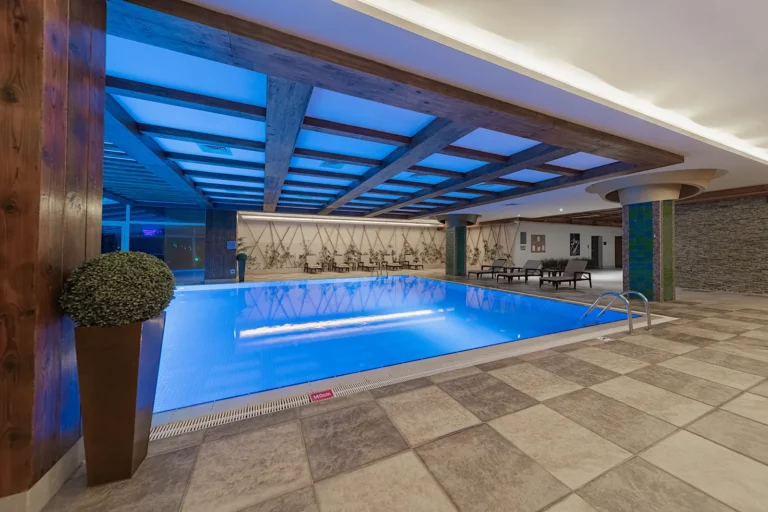 Sueno Golf indoor pool