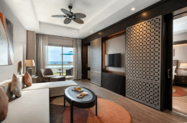 Swim-Up Suite